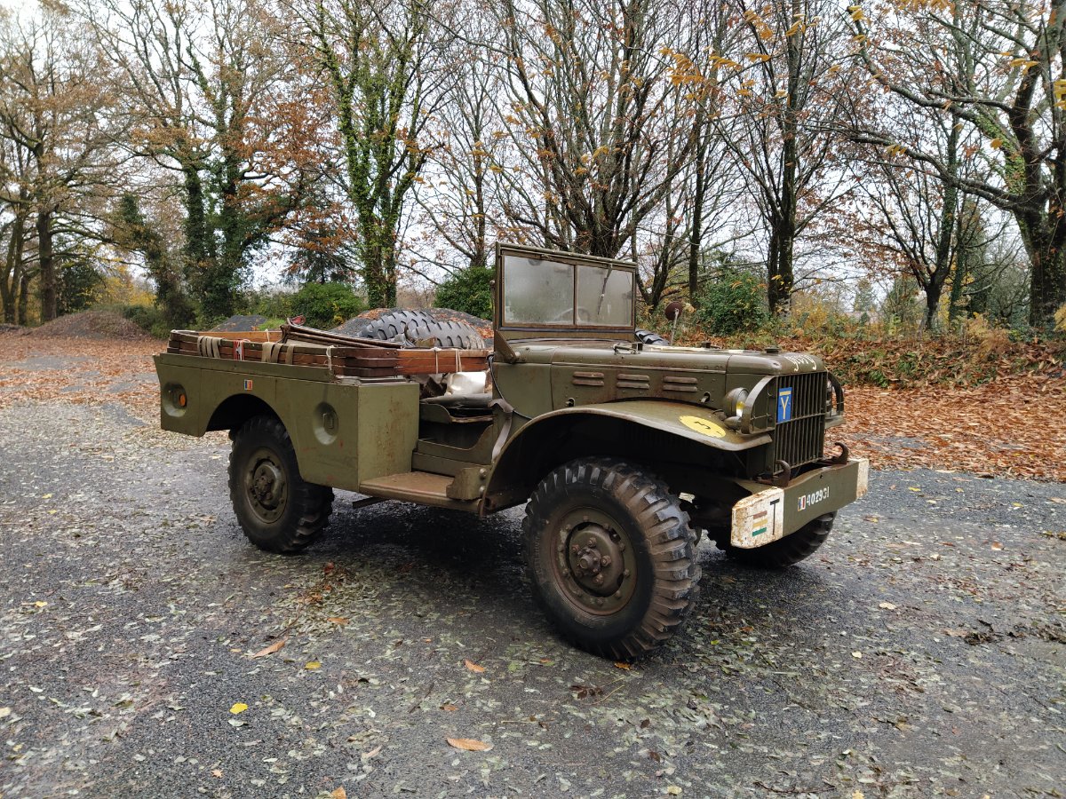 Le Dodge descendu du semi-remorque.