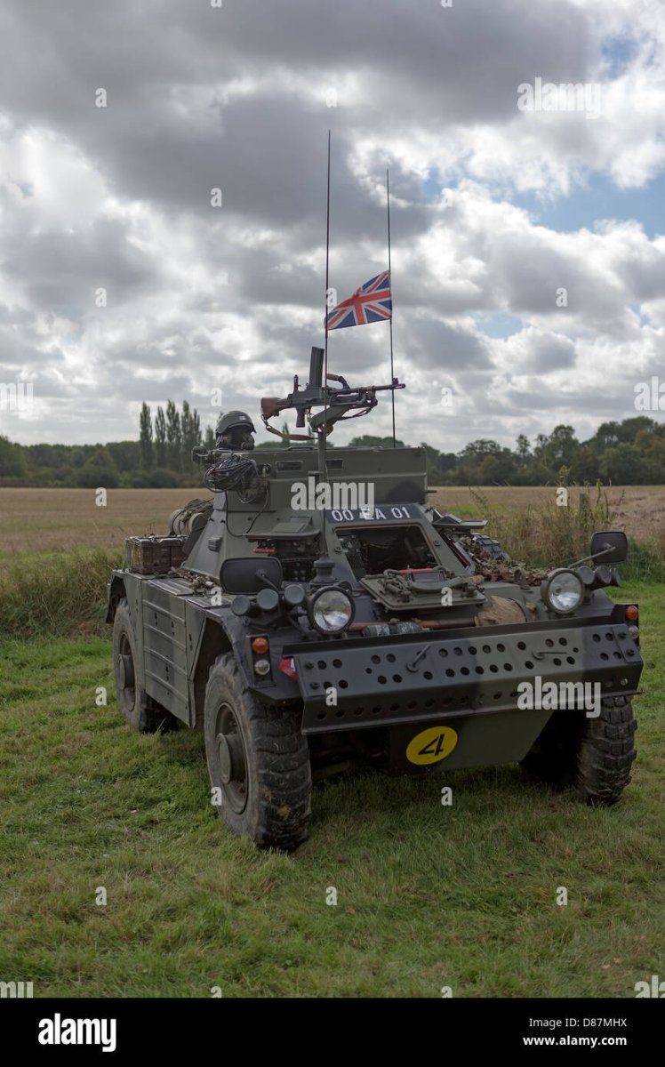 daimler-ferret-armoured-car-mk1-2-armee-britannique-1952-1971-avec-single-machine-gun-et-6-lance-grenades-et-battant-pavillon-de-l-union-europeenne-d87mhx.jpg