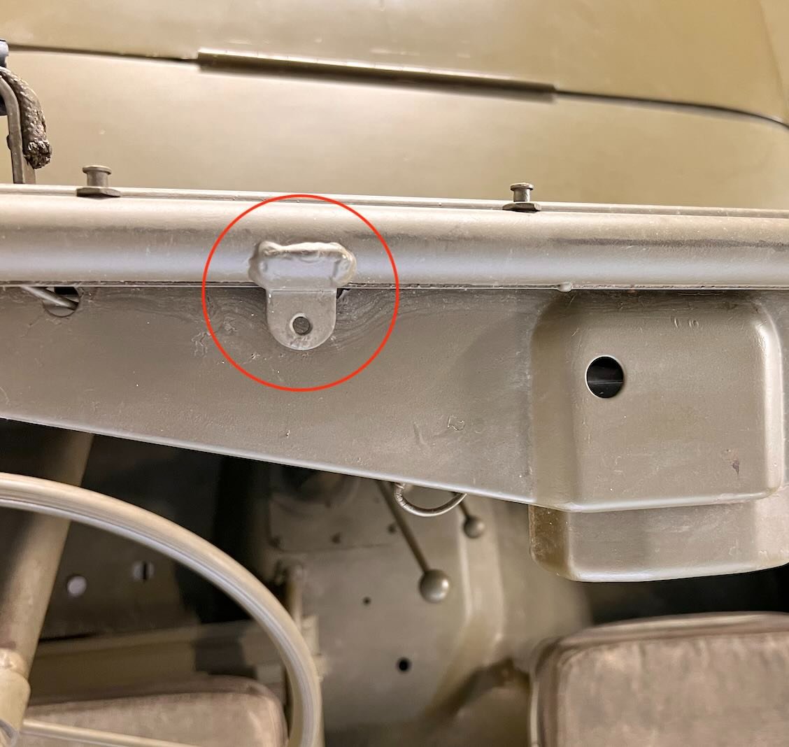 patte de fixation sur par brise Jeep M201.jpg