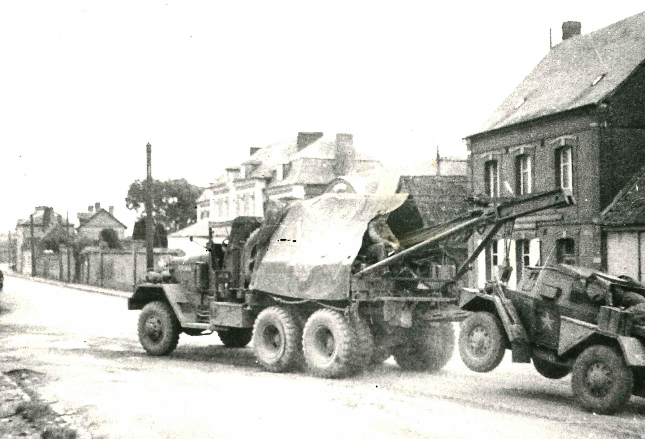 1ère DB Crecy (2) - Camion remorquant un Daimler Dingo.jpg