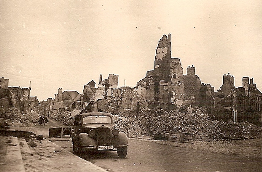 5 - Véhicule de la Luftwaffe WL 236501 devant les marches de St Vulfran.jpg